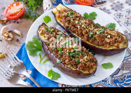 Melanzane al forno con carne, noce e verdure. Tradizionale medio orientale o piatto arabo. Foto Stock