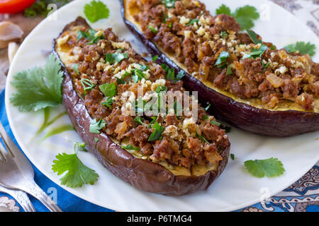 Melanzane al forno con carne, noce e verdure. Tradizionale medio orientale o piatto arabo. Foto Stock