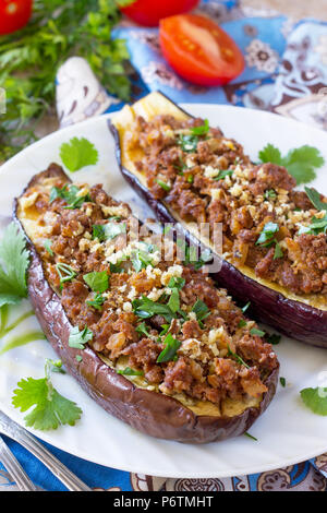 Melanzane al forno con carne, noce e verdure. Tradizionale medio orientale o piatto arabo. Foto Stock