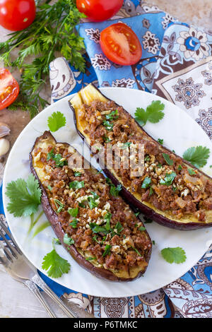 Melanzane al forno con carne, noce e verdure. Tradizionale medio orientale o piatto arabo. Foto Stock