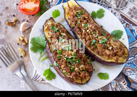 Melanzane al forno con carne, noce e verdure. Tradizionale medio orientale o piatto arabo. Foto Stock