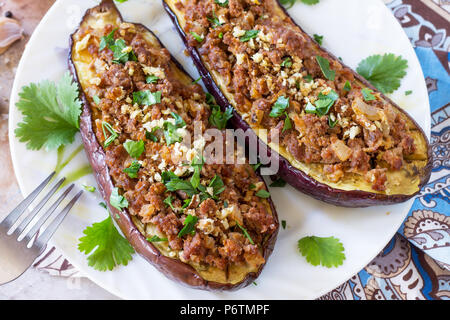 Melanzane al forno con carne, noce e verdure. Tradizionale medio orientale o piatto arabo. Foto Stock