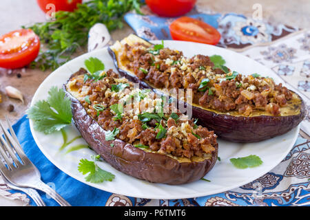 Melanzane al forno con carne, noce e verdure. Tradizionale medio orientale o piatto arabo. Foto Stock