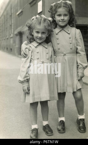 Due piccole sorelle vestite uguali, Italia 1940s Foto Stock