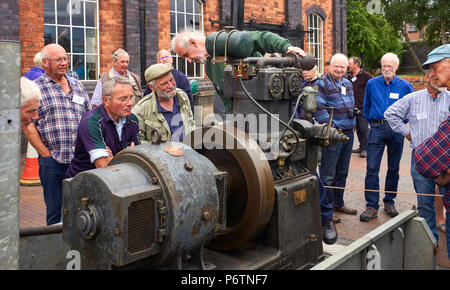 La salvato e ripristinato Poynton Cinema motore deve essere dimostrata in un rally per Russell Newbery barche nel museo delle barche a Ellesmere Port Foto Stock