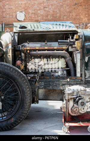 Vintage Bentley laboratorio di restauro a Bicester Heritage Centre. Oxfordshire, Inghilterra Foto Stock