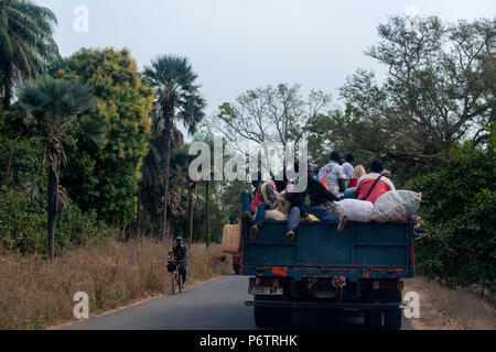 Cacheu, Repubblica di Guinea Bissau - Febbraio 1, 2018: persone che viaggiano nella parte posteriore di un camion nella regione di Cacheu, in Guinea Bissau. Foto Stock