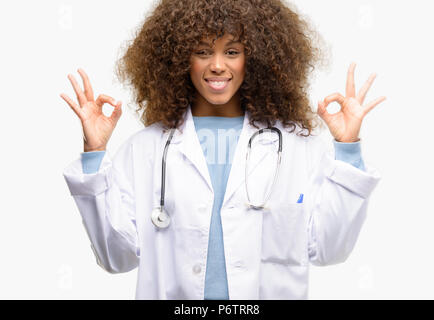 African American medico donna, medico professionale di lavoro facendo segno ok gesto con entrambe le mani che esprimono la meditazione e relax Foto Stock