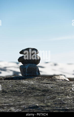 Rocce equilibrato nelle montagne tra Hemsedal e Laerdal, Norvegia Foto Stock