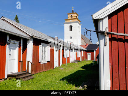 Le righe con capanne rosso nella chiesa di Gammelstad città situata vicino la città svedese di Lulea. Foto Stock