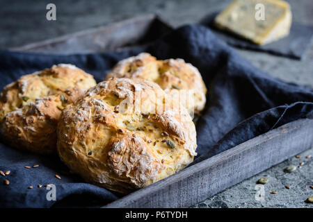 Salato soda irlandese di pane con formaggio Roquefort, semi di zucca e semi di lino Foto Stock