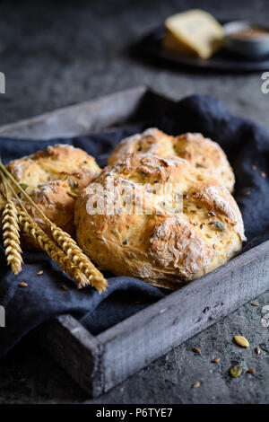 Salato soda irlandese di pane con formaggio Roquefort, semi di zucca e semi di lino Foto Stock