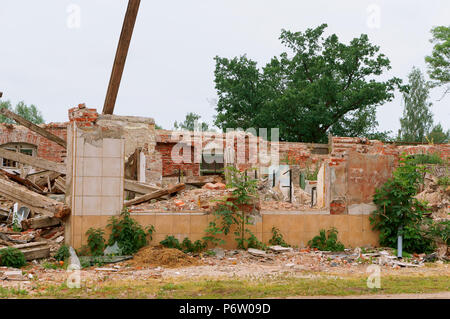 Il vecchio edificio in rovina di mattone, crollato casa di mattoni Foto Stock