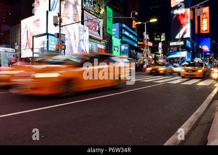 Times Square di notte la sfocatura della cabina Foto Stock