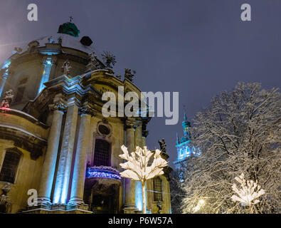 LVIV, Ucraina - Febbraio 04, 2018: bella notte paesaggio invernale nel centro della città di Leopoli. Chiesa dominicana. Alcuni lens flare lampade flrom trattati Foto Stock