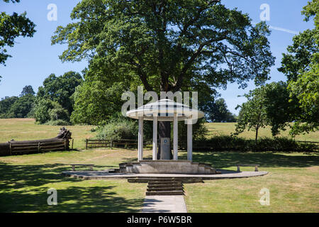 Runnymede, UK. 2 Luglio, 2018. La Magna Carta Memorial, progettato da Sir Edward Maufe ed eretto nel 1957 dall'American Bar Association, commemorare Foto Stock