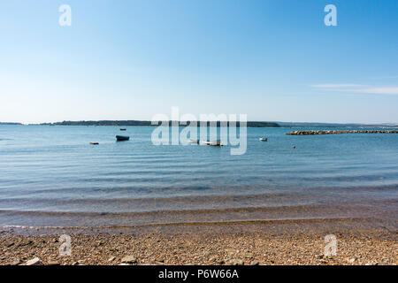 Barche galleggianti in Poole Harbour su un calde estati soleggiate giorno, giugno 2018, Poole, Dorset, England, Regno Unito Foto Stock