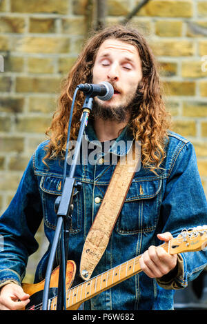 Close up, portrtait di Rudy Warman della rock band Rudy Warman e l'Heavy Weather, cantando nel microfono in concerto in open-air. Foto Stock