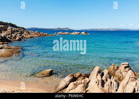 Una vista delle peculiari formazioni rocciose di Cala Ginepro spiaggia, nella famosa Costa Smeralda, Sardegna, Italia Foto Stock