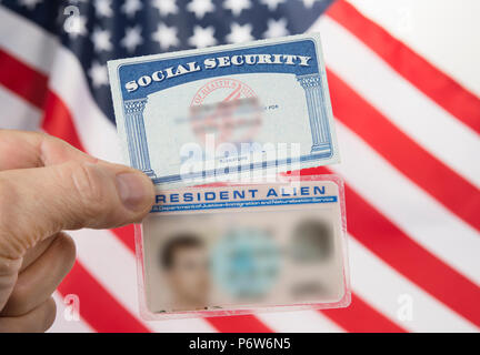 Tessera di previdenza sociale e Resident alien card. Carta verde american dream concept Foto Stock