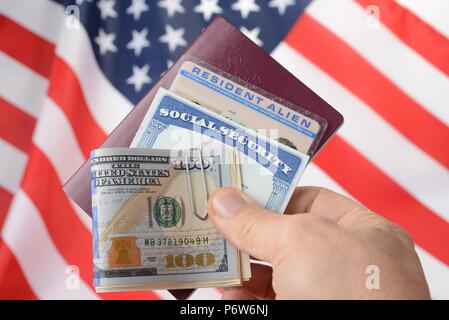 Tessera di previdenza sociale e Resident alien card. Carta verde american dream concept Foto Stock