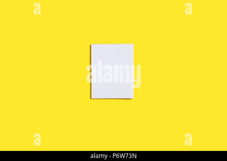 Blocco di adesivi di carta su una superficie di colore giallo Foto Stock