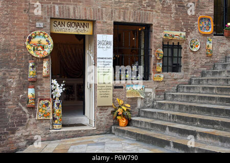 SIENA, Italia - Luglio 05, 2008: senese negozio di ceramica Foto Stock