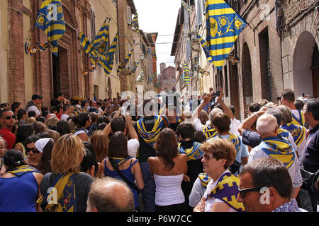 SIENA, Italia - 16 agosto 2008: persone in attesa per l'inizio della corsa di cavalli Foto Stock