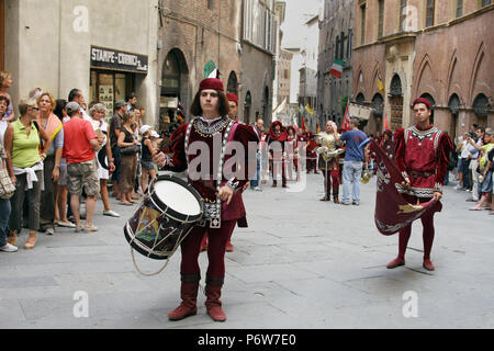 SIENA, Italia - 16 agosto 2008: Marching Band al Palio di Siena festival, Siena (Siena), Provincia di Siena, Regione Toscana, Italia Foto Stock