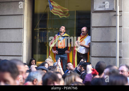 Ottobre 27, 2017 - Barcellona, Spagna: catalani celebrano nelle strade di Barcellona dopo il catalano il parlamento ha votato a favore della dichiarazione di indipendenza dalla Spagna. Rassemblement festif dans les rues de Barcelone apres la dichiarazione unilaterale d'indipendenza. *** La Francia / NESSUNA VENDITA A MEDIA FRANCESI *** Foto Stock