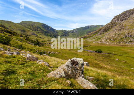 Guardando lungo la valle di cwm Eigiau verso le montagne di Pen Llithrig Y Wrach e Penna Yr Helgi Du Foto Stock