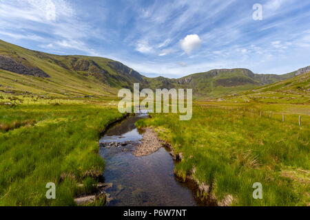 Guardando lungo la valle di cwm Eigiau verso le montagne di Pen Llithrig Y Wrach e Penna Yr Helgi Du Foto Stock