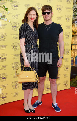 Sophie Ellis-Bextor (sinistra) e Richard Jones frequentando il TWG tè evento di gala nel quadrato di Leicester, Londra. Foto Stock