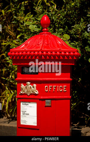 Dipinta di fresco rosso postbox vittoriano su Bridge Street, Ramsbottom village, nel Lancashire. Foto Stock