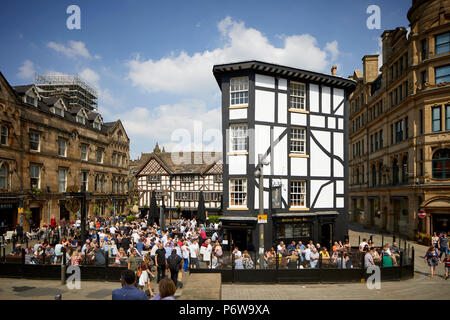 Manchester il vecchio Wellington Inn & del Sinclair Oyster Bar - Il caos Foto Stock