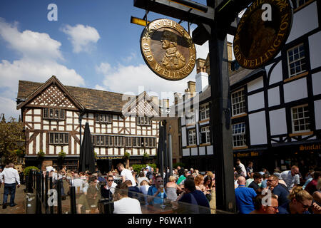 Manchester il vecchio Wellington Inn & del Sinclair Oyster Bar - Il caos Foto Stock