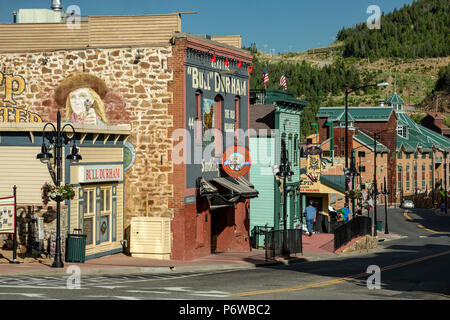 Bull Durham Saloon e casinò e altre aziende (Lodge Casino in background), la storica Main Street, Black Hawk, Colorado, STATI UNITI D'AMERICA Foto Stock