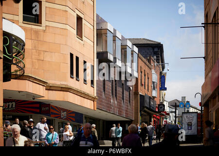 Rochdale town center Yorkshire street uffici modernista sopra B&M store Foto Stock