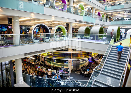 Posti a sedere interni lungo balcone alla BBC Quay House a MediaCityUK home di BBC Sport e Radio Foto Stock