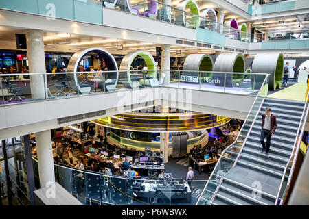 Posti a sedere interni lungo balcone alla BBC Quay House a MediaCityUK home di BBC Sport e Radio Foto Stock