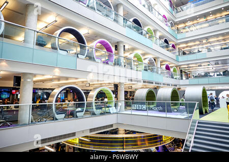 Posti a sedere interni lungo balcone alla BBC Quay House a MediaCityUK home di BBC Sport e Radio Foto Stock