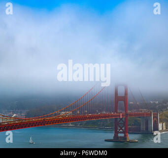 Un sottile strato di nebbia ostacola le vedute del centro cittadino di San Francisco e il Golden Gate Bridge in una fresca e soleggiata giornata d'estate. Foto Stock