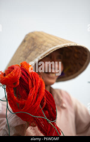 Felice pescatore vietnamita Foto Stock