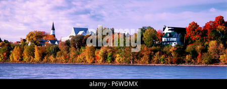 Il San Giovanni fiume scorre passato Woodstock New Brunswick su una mattina di autunno. Foto Stock