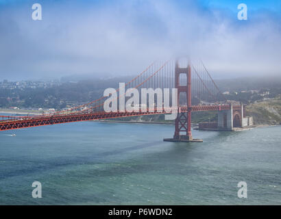 Un sottile strato di nebbia ostacola le vedute del centro cittadino di San Francisco e il Golden Gate Bridge in una fresca e soleggiata giornata d'estate. Foto Stock