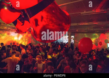 Londra Regno Unito il 5 marzo 2017 la gente ballare la clf art cafe,s South London Soul Train in Peckham, Londra del sud. Foto Stock