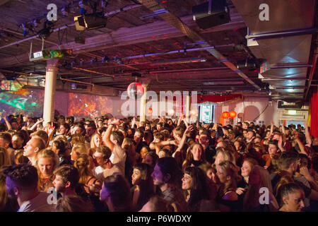 LondonUK 24 settembre 2017 la gente ballare la clf art cafe,s South London Soul Train in Peckham, Londra del sud. Foto Stock