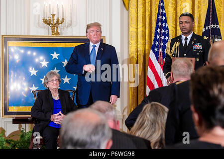 Presidente Trump presenta la medaglia d'onore a Pauline Lyda pozzetti Conner, coniuge di U.S. Esercito 1Lt. Garlin M. Conner, durante una cerimonia alla Casa Bianca di Washington, D.C., 26 giugno 2018. Conner postumo è stato premiato con la medaglia d'Onore per azioni mentre si serve come un funzionario di intelligence con sede e Sede Società, 3° Battaglione, 7° Reggimento di Fanteria, terza divisione di fanteria, durante la II Guerra Mondiale il 24 gennaio, 1945. (U.S. Esercito foto di Spc. Anna Pol) Foto Stock