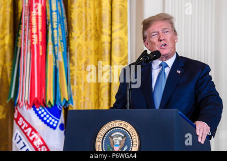 Presidente Trump dà il suo commento durante la medaglia di Honor cerimonia per poi- U.S. Esercito 1Lt. Garlin M. Conner presso la Casa Bianca a Washington D.C., il 26 giugno 2018. Conner postumo è stato premiato con la medaglia d'Onore per azioni mentre si serve come un funzionario di intelligence con sede e Sede Società, 3° Battaglione, 7° Reggimento di Fanteria, terza divisione di fanteria, durante la II Guerra Mondiale il 24 gennaio, 1945. (U.S. Esercito foto di Spc. Anna Pol) Foto Stock