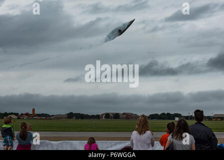 Stati Uniti Air Force Il Mag. Paolo "Loco" Lopez, F-22 Raptor dimostrazione comandante del team e pilota, esegue durante AirPower Over Hampton Roads JBLE aria e Spazio expo a base comune Langley-Eustis, Virginia, 18 maggio 2018. Il Raptor esegue sia aria-aria e missioni aria-terra, consentendo di riprodurre numerosi ruoli nella Air Force ha la missione. (U.S. Air Force foto di Airman 1. Classe Tristan Biese) Foto Stock